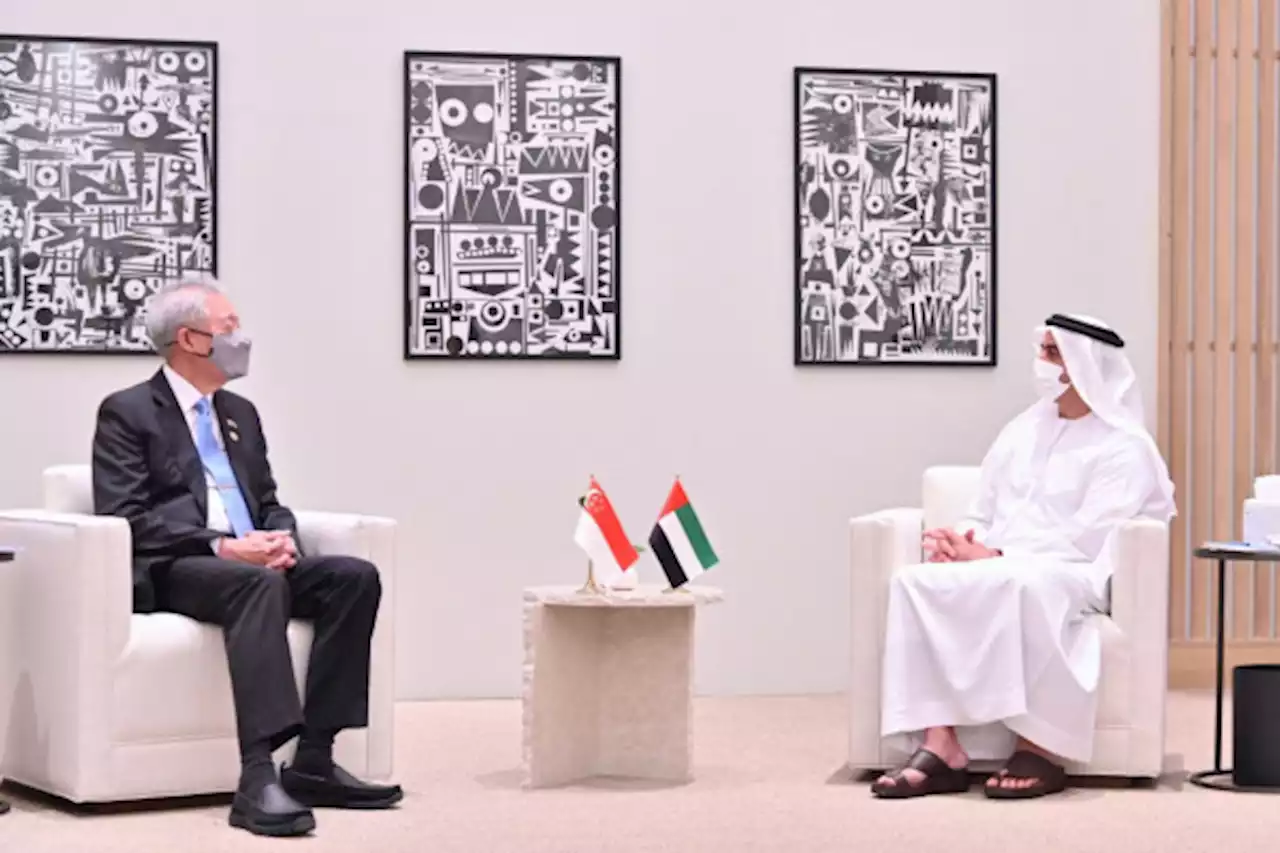 سيف بن زايد يلتقي كبير الوزراء والوزير المنسق للأمن القومي السنغافوري في إكسبو 2020