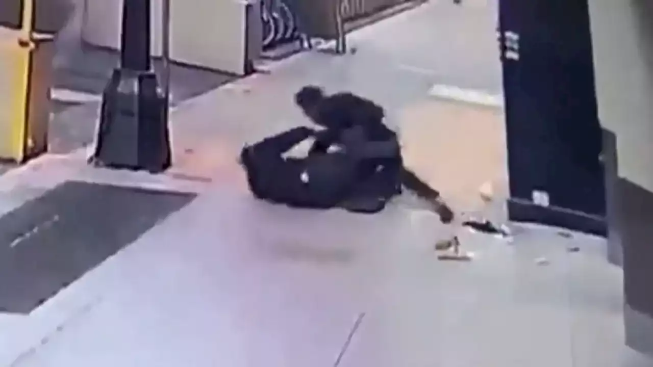 El vídeo de un sin techo robando la cartera a un hombre que le regaló su abrigo en Nueva York