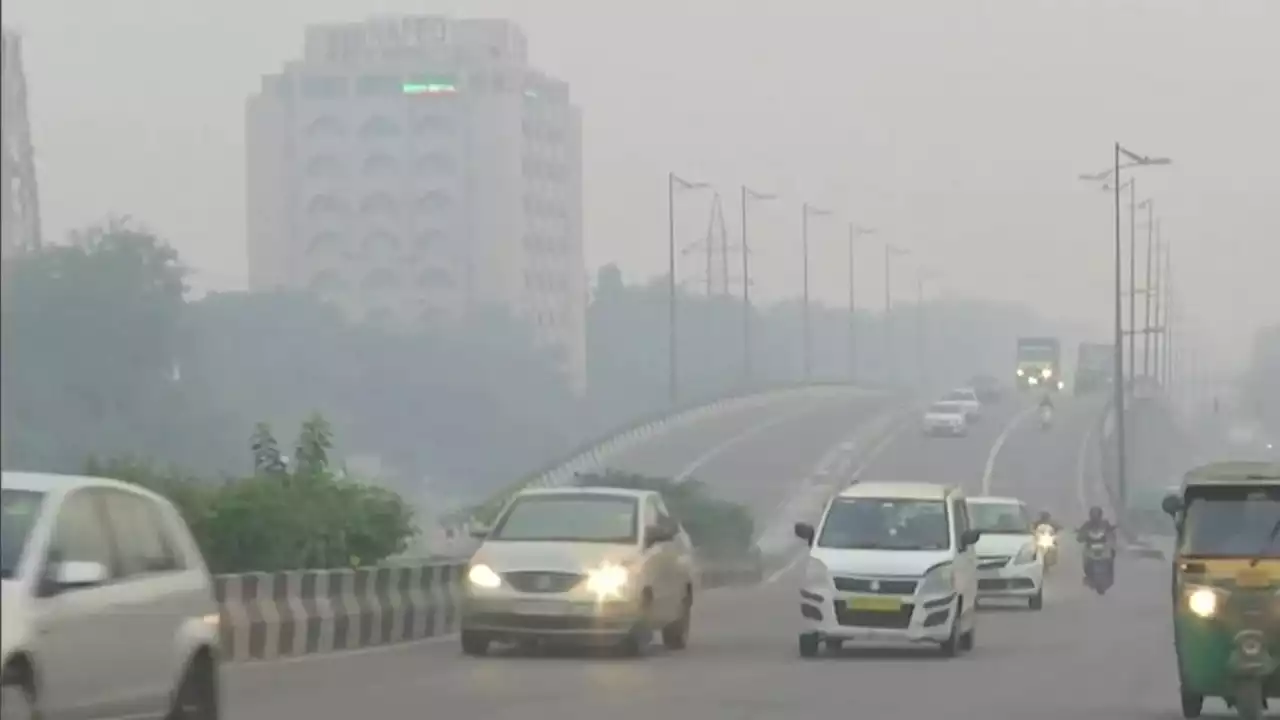 Delhi Weather: दिल्ली में रिकॉर्ड बारिश के बाद कोहरे का अटैक, धुंध के कारण यातायात प्रभावित