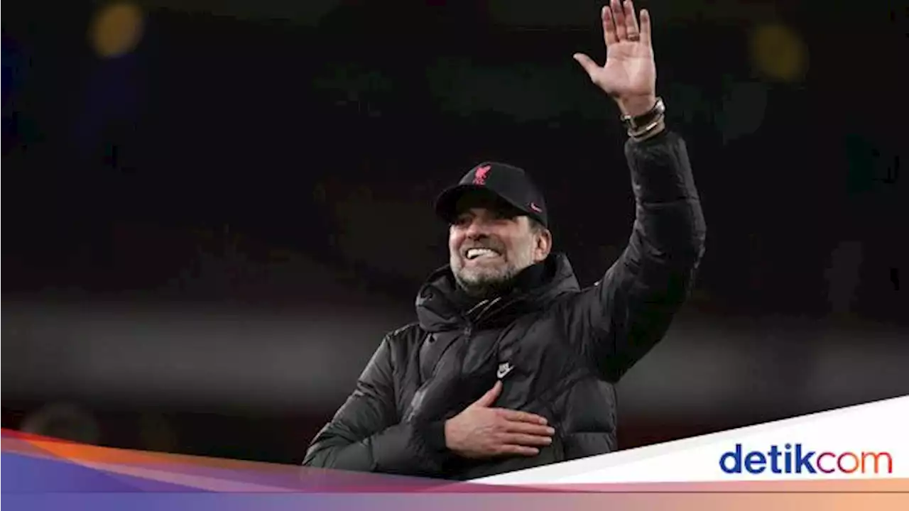 Momen Klopp Bagi-bagi Bir ke Fans Liverpool