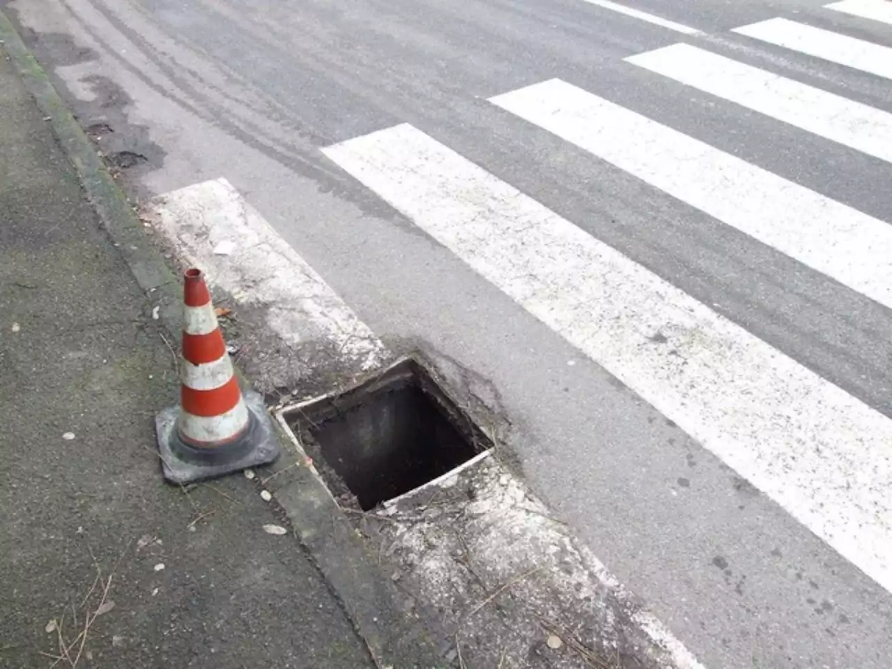 Rubati tombini in ghisa a Ponticelli: i vigili costretti a chiudere la strada