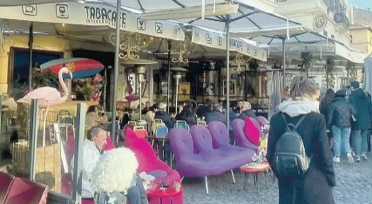 Tavolini «Covid» abusivi a Roma: da Campo de' Fiori a Mazzini, via dalle strade