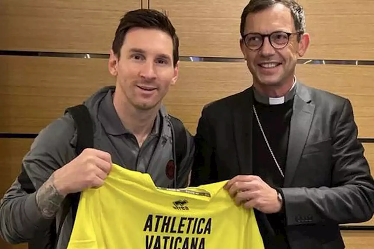 Lionel Messi recibió una camiseta autografiada por el Papa Francisco