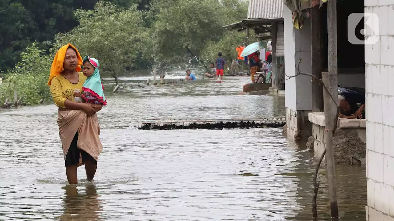 Petugas Siagakan Pompa untuk Tangani Dampak Hujan dan Rob di Tegal Alur