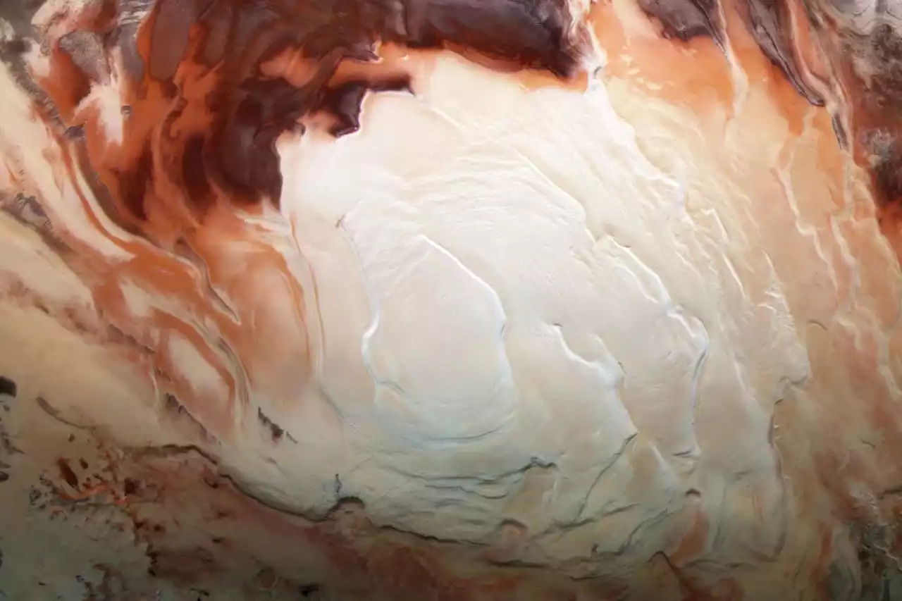 Mars 'lake' may actually be volcanic rocks buried beneath the ice cap