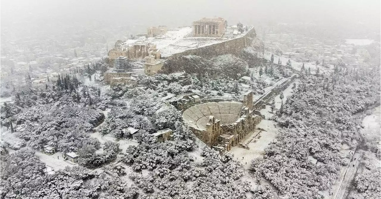 Heavy snowfall paralyses Greece