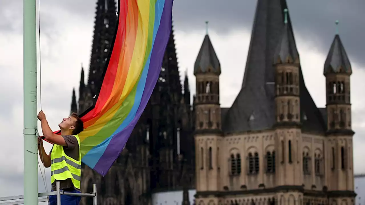 125 Mitarbeiter der katholischen Kirche outen sich als queer