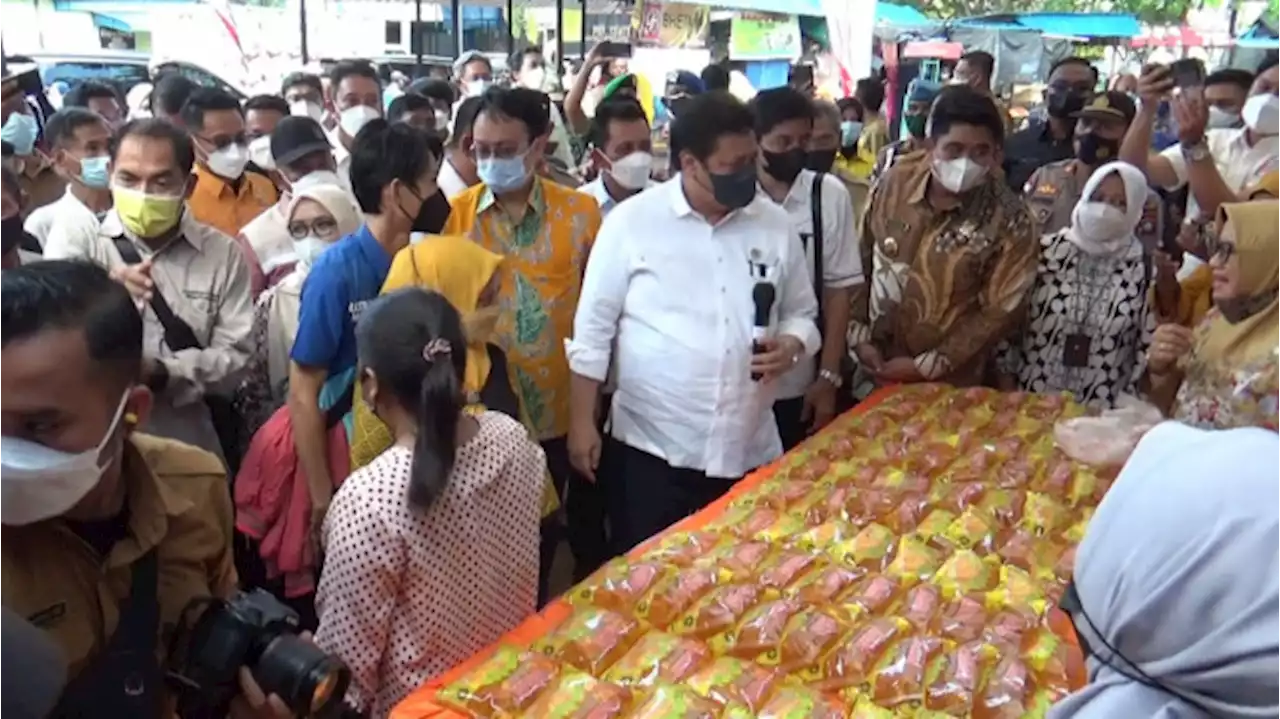 Pastikan Harga Minyak Goreng Stabil, Menko Perekonomian Tinjau Pasar Murah di Bintan