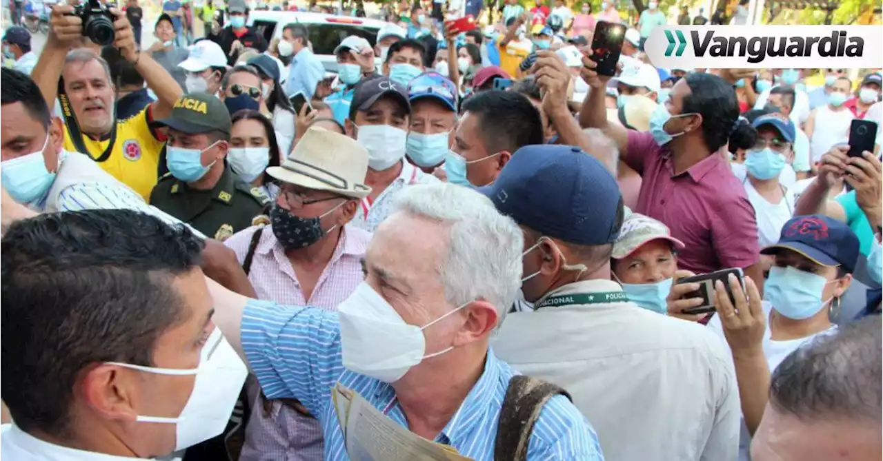 Abuchean al expresidente Álvaro Uribe en el Eje Cafetero