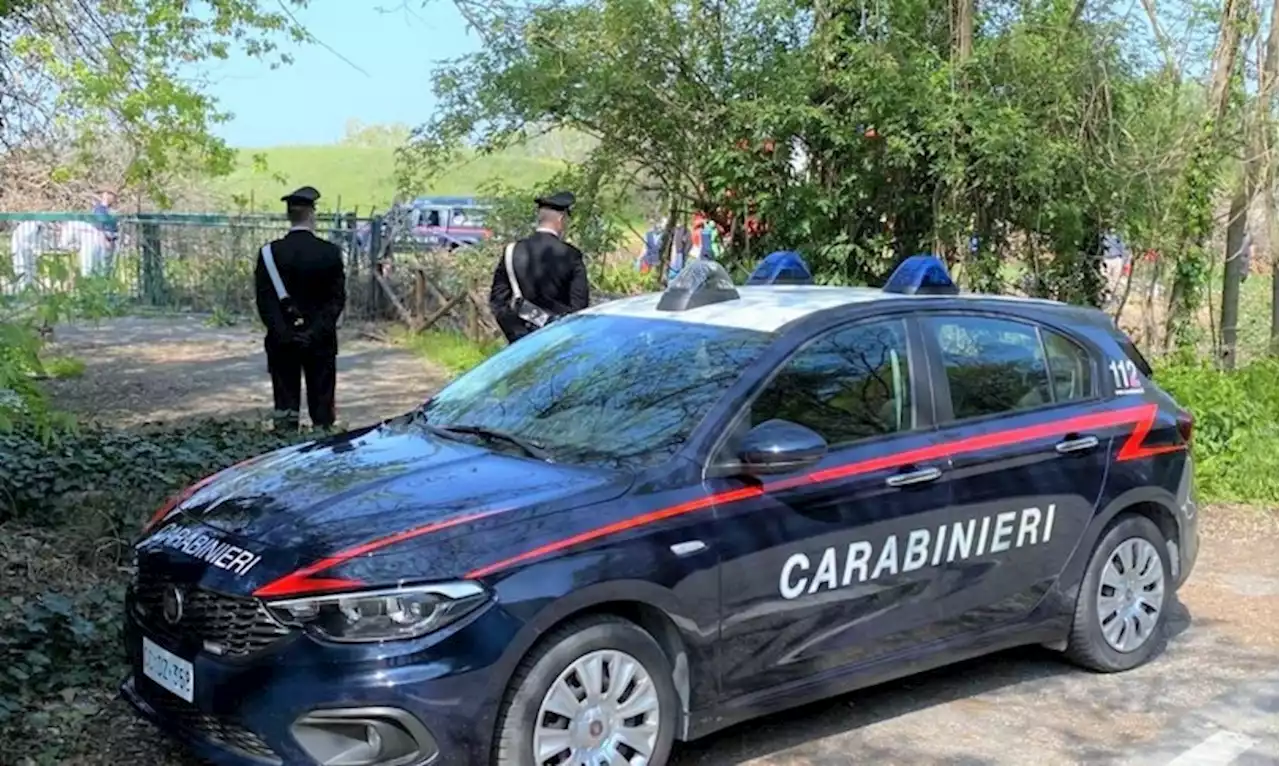 Un uomo ha investito tre persone e le ha aggredite con una spada