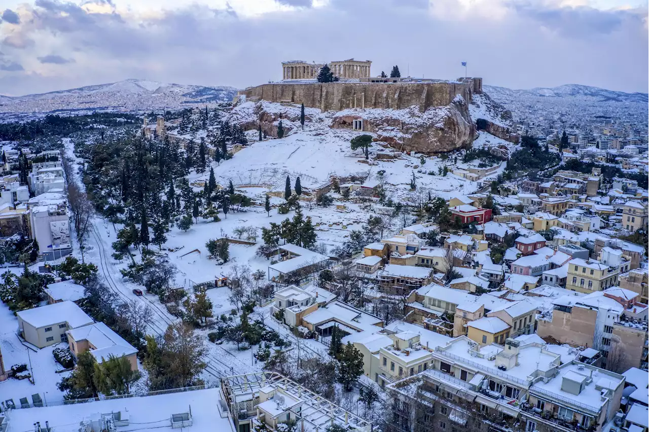 Stranded drivers freed in Istanbul, Athens after snowstorm