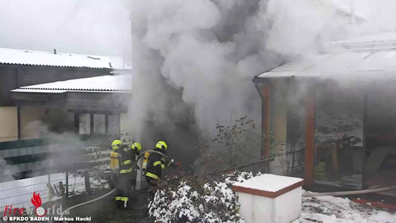 Nö: Wohnhausbrand in Berndorf → 3 Feuerwehren im schwierigen Löscheinsatz