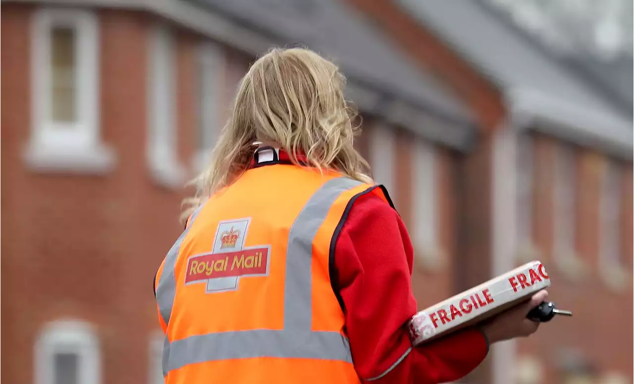 Royal Mail to cut 700 management jobs in restructure