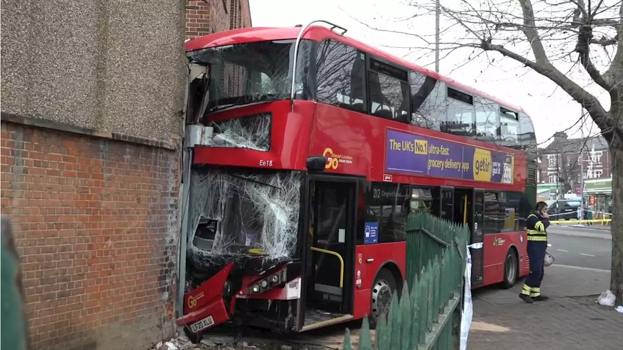 Doppeldecker-Bus krachte in London gegen Gebäude