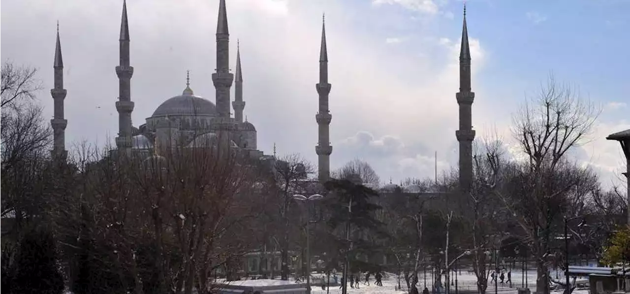 Istanbul paralizzata dalla neve: caos e disagi nei trasporti e per i cittadini