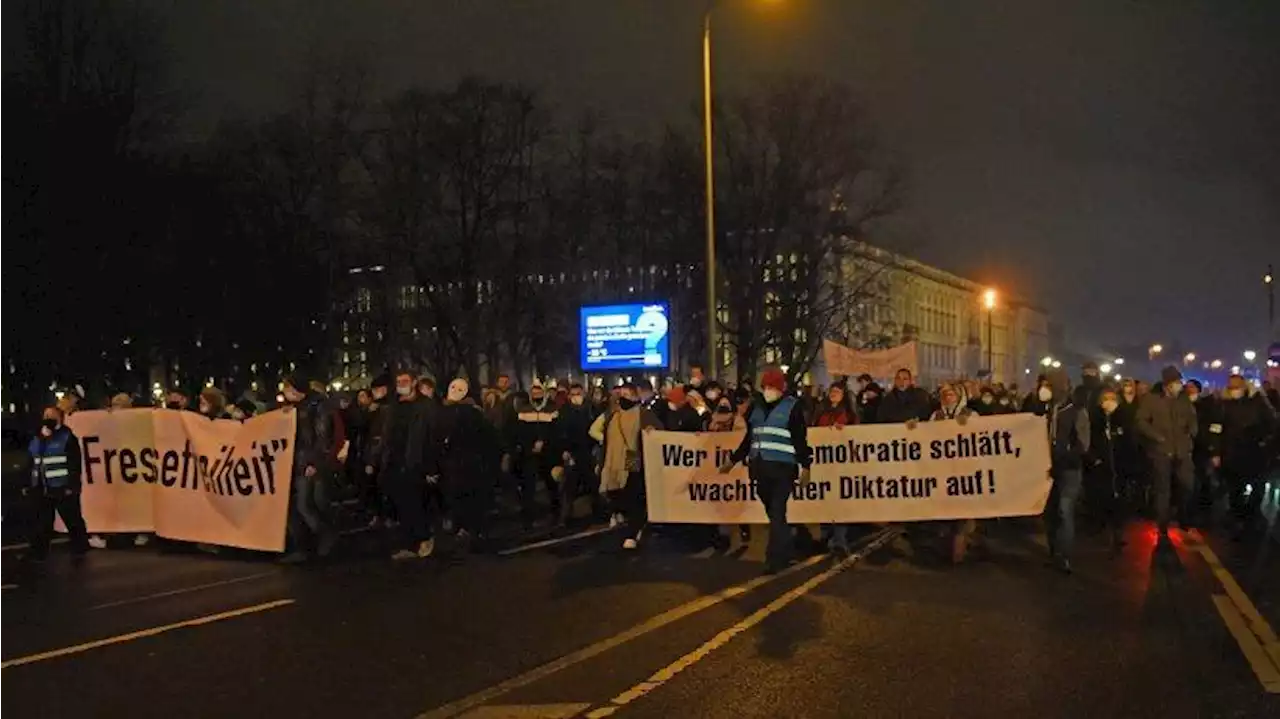 Tausende demonstrieren gegen Corona-Maßnahmen