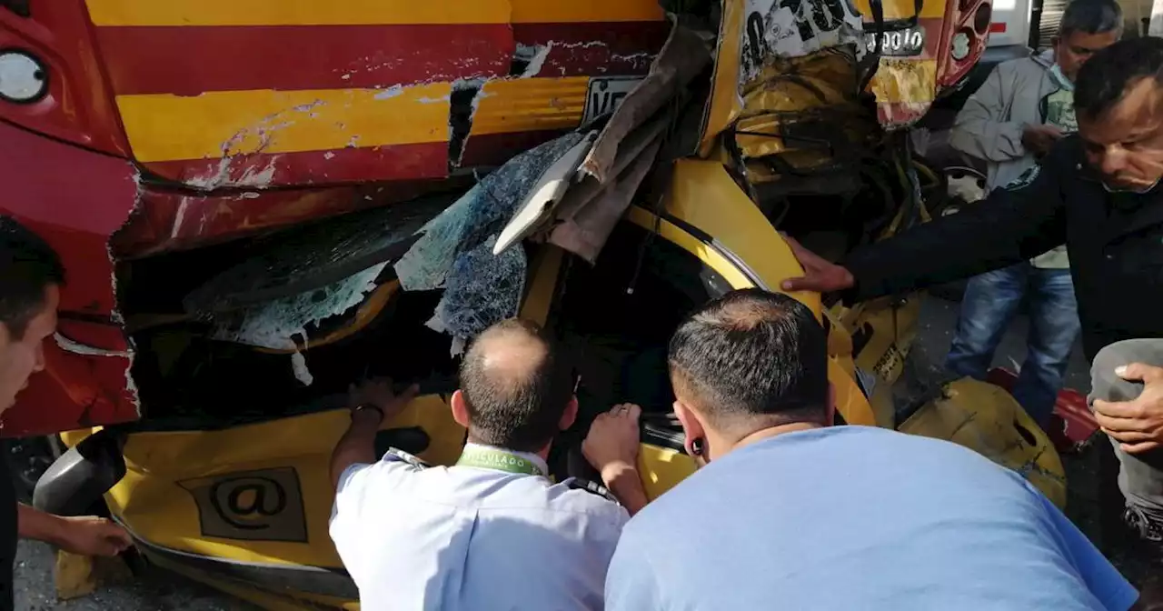 Habló la joven que iba en taxi que quedó debajo de un Transmilenio