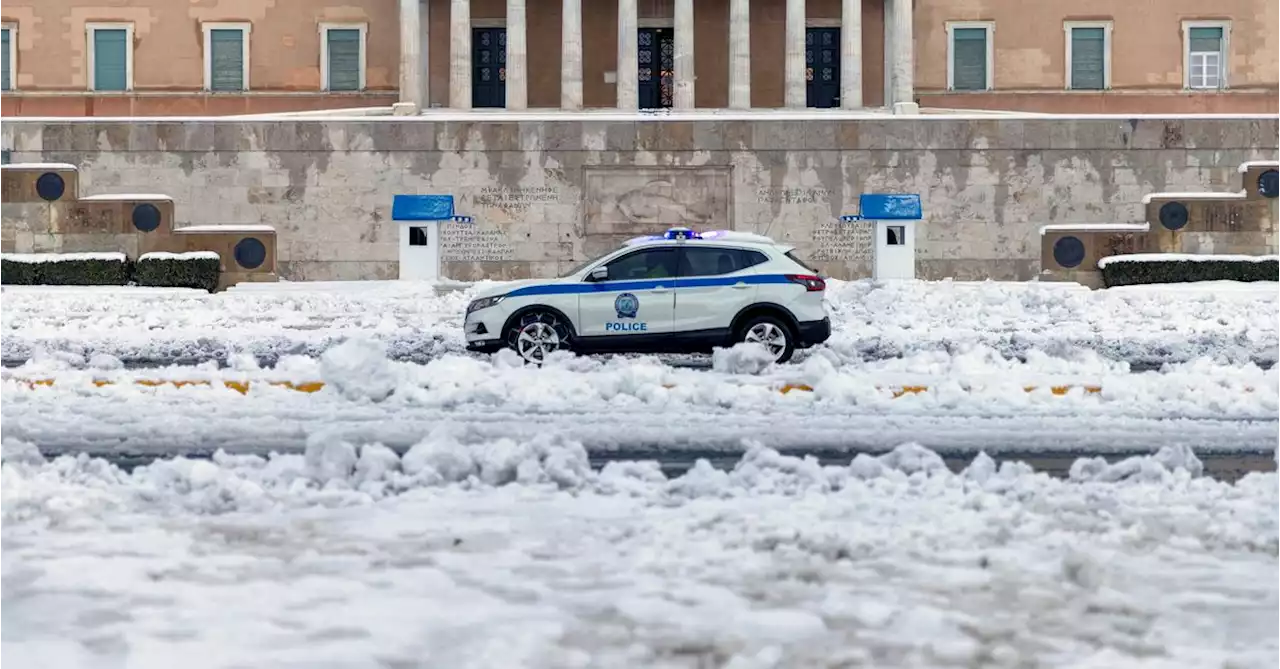 Thousands evacuated from Athens motorway as snowstorm hits Greece