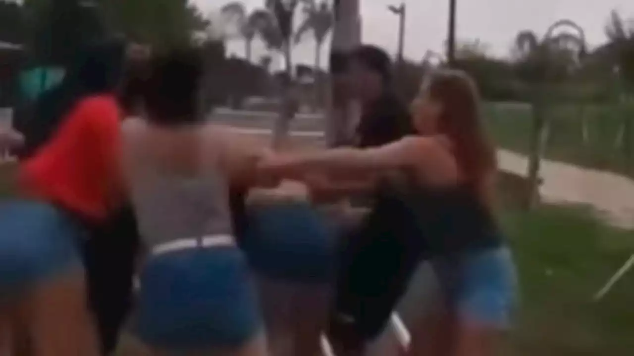 Video: batalla campal entre chicas a la salida de un boliche en el conurbano