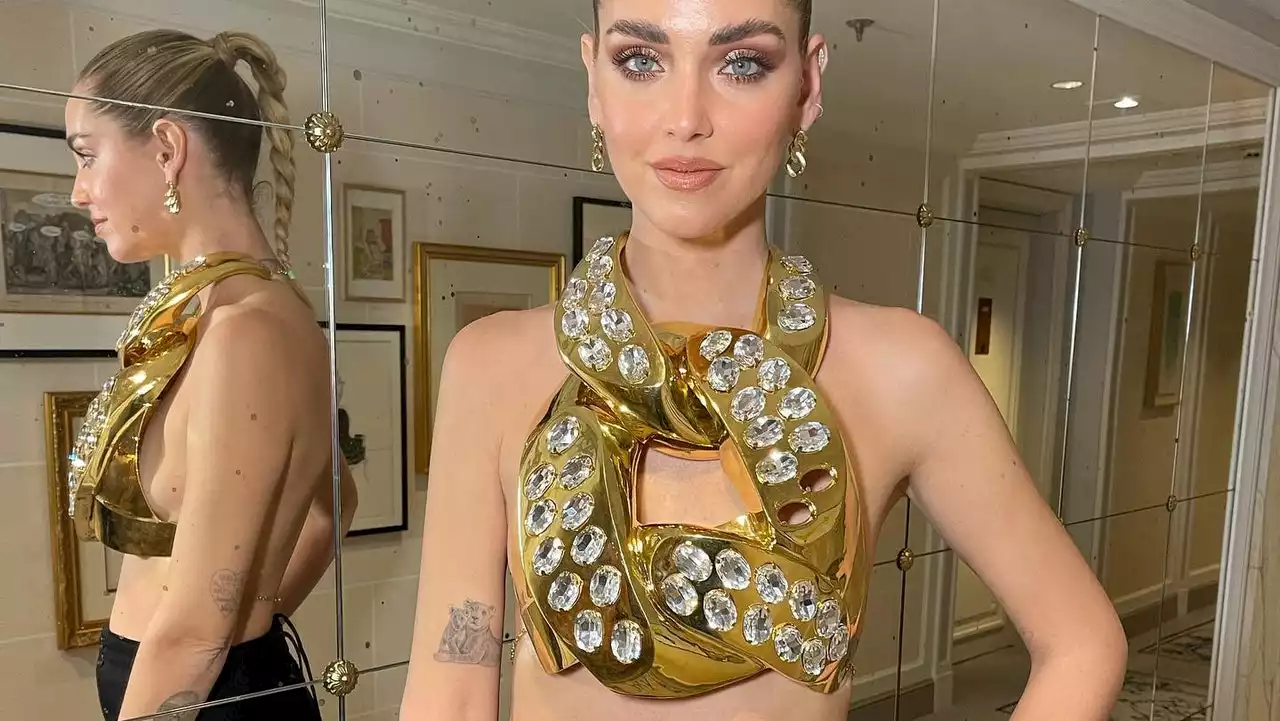 Chiara Ferragni indossa il gioiello più “ingombrante” di Balmain: il top a maglie d'oro