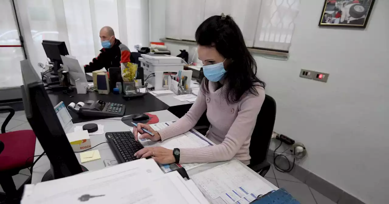 Napoli, azienda chiede una 'foto in costume' alle candidate per un lavoro da receptionist