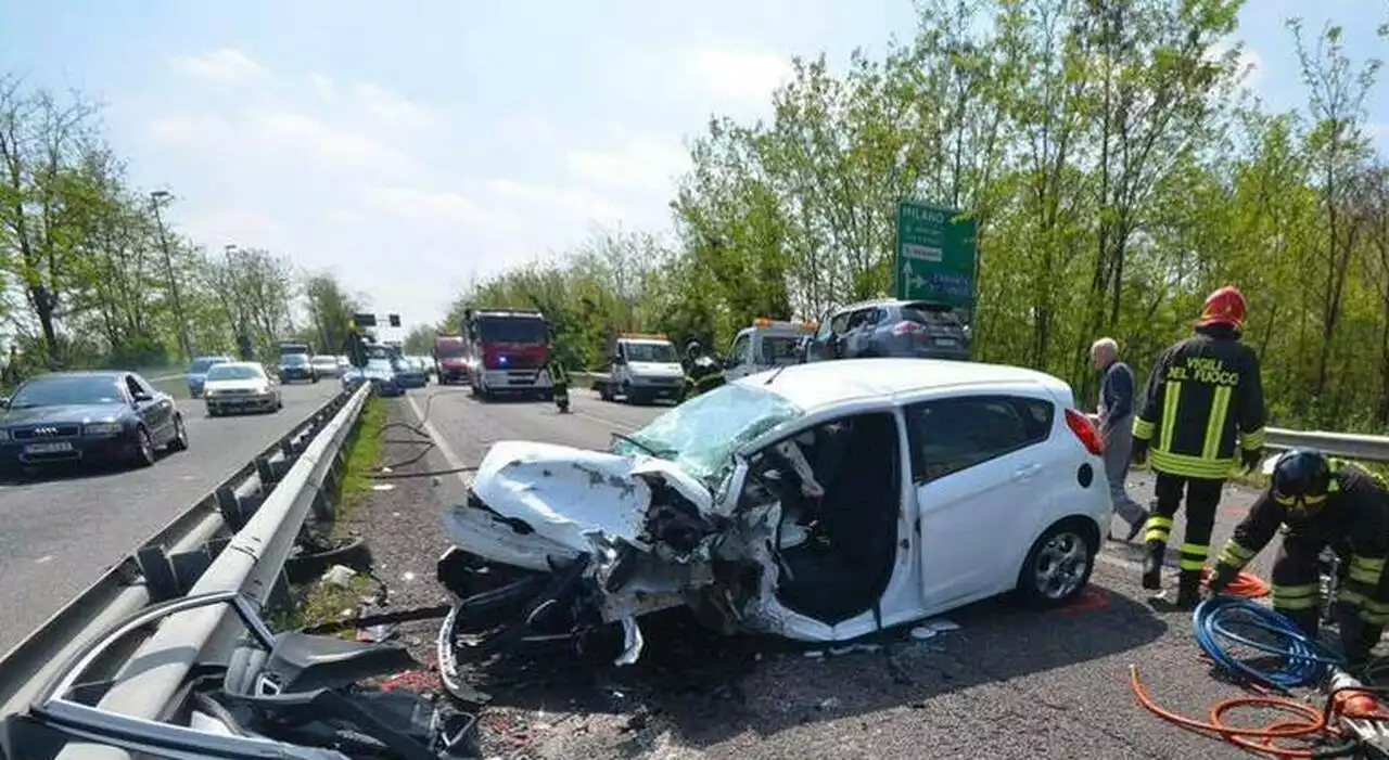 Milano, maxi incidente fra tre auto a Locate: cinque feriti, grave un bambino di 7 anni