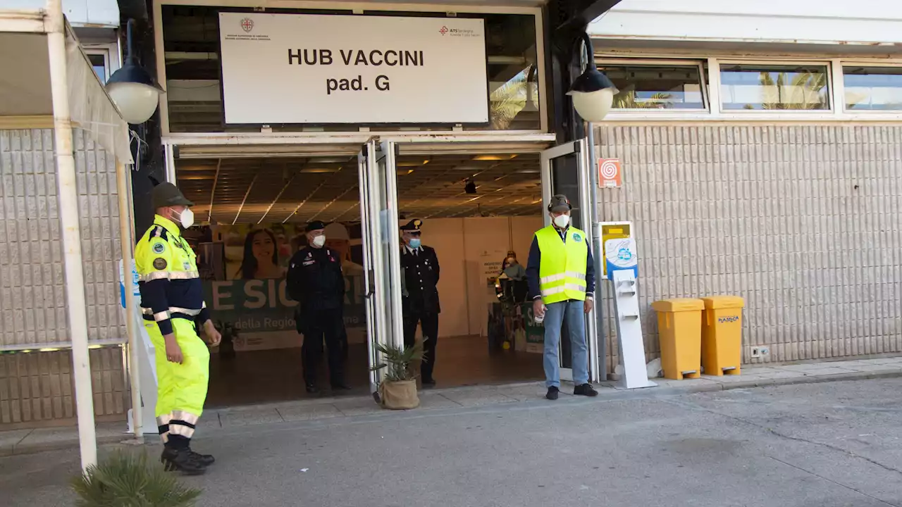 Cagliari: si fa vaccinare al posto di un amico no vax in cambio di una cena. Arrestato 30enne