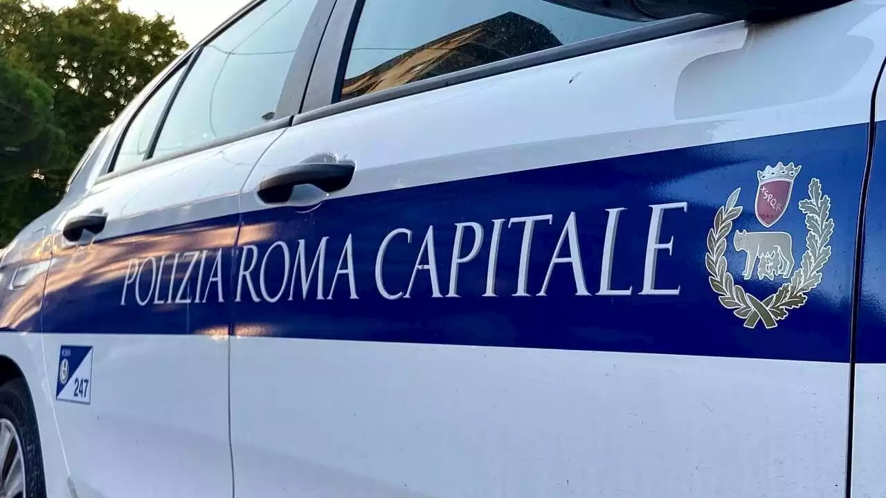 In stato di agitazione con una lametta in mano, 16enne soccorsa dagli agenti