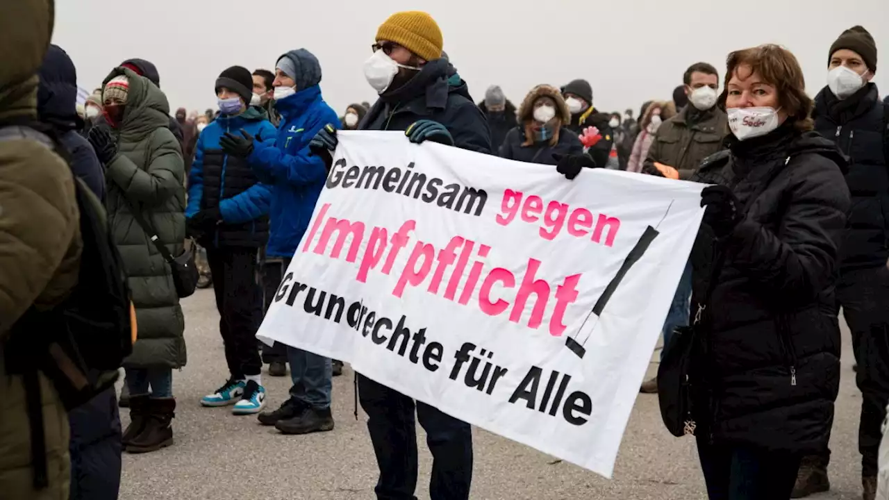 München: Impfgegner treffen sich auf dem Königsplatz