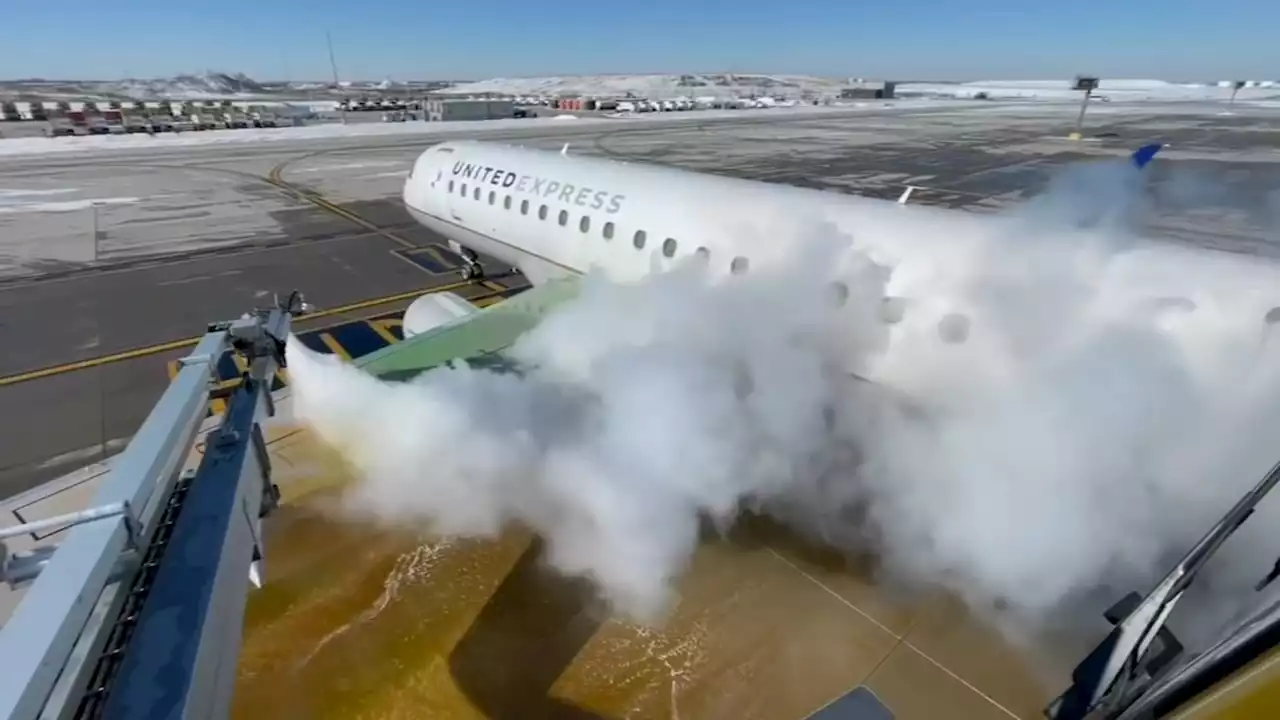 Behind-the-scenes look at United Airlines' de-icing operations at O'Hare