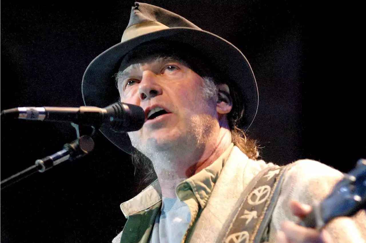 Neil Young e la protesta contro podcast no vax, via da Spotify