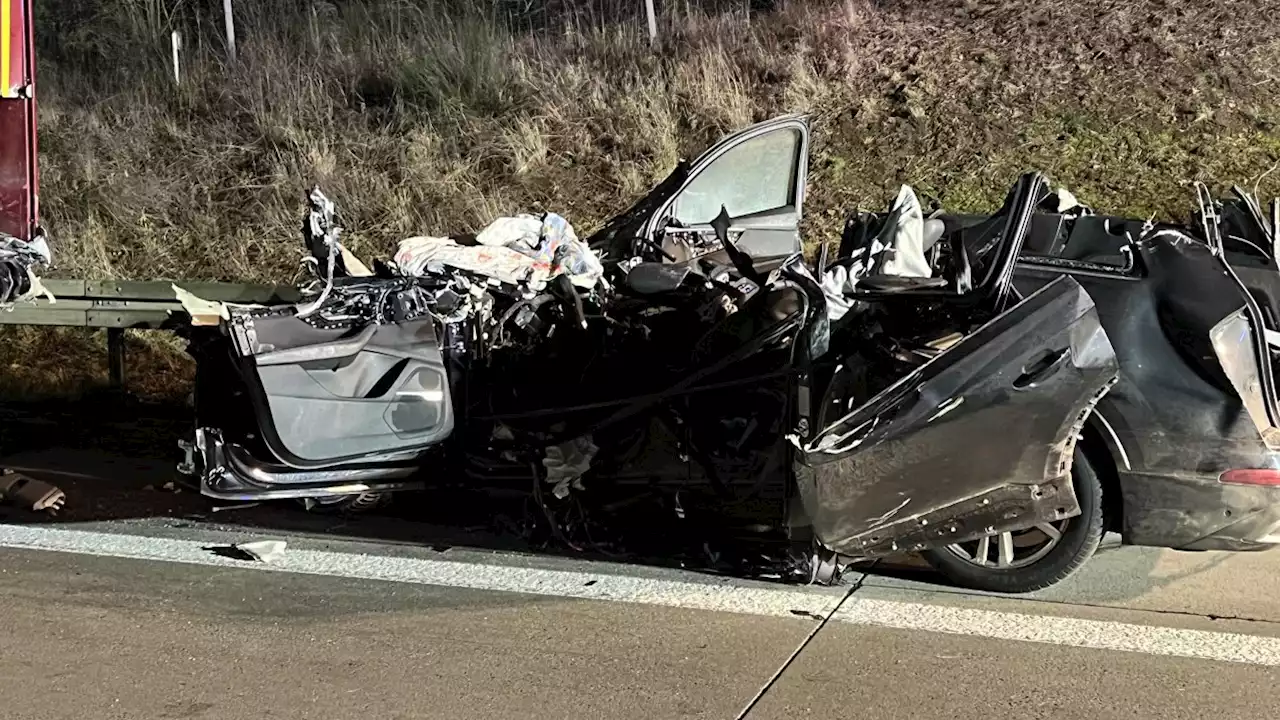 Pkw rast auf der A9 bei Berlin unter Sattelzug – Fahrer stirbt