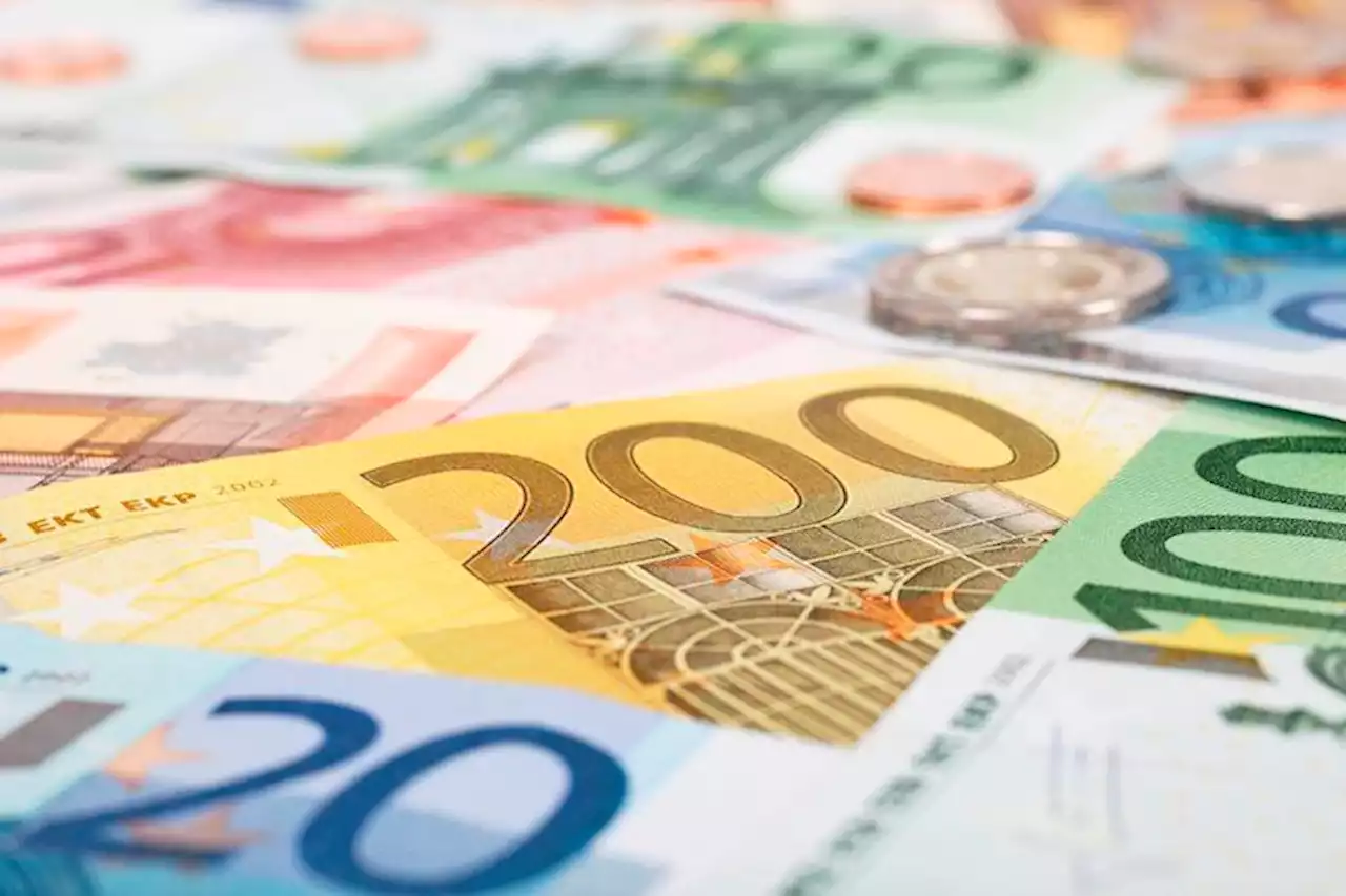 EUR/USD stays pressured in Asia as shares slump on Powell's hawkish rehtoric