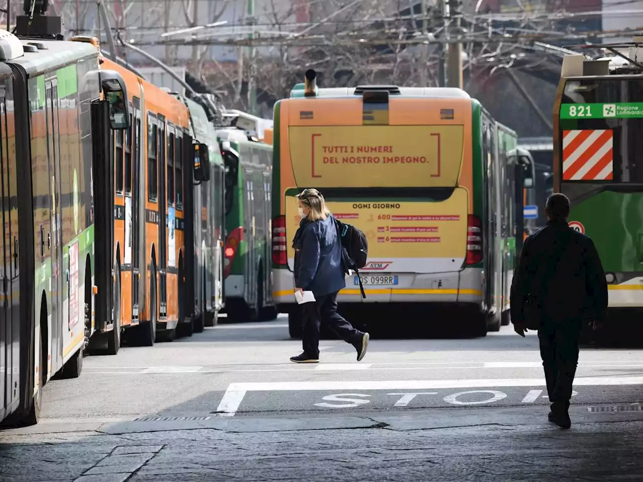 'Ti sparo': minaccia choc con la pistola sul bus. 'E Sala finge di non vedere'