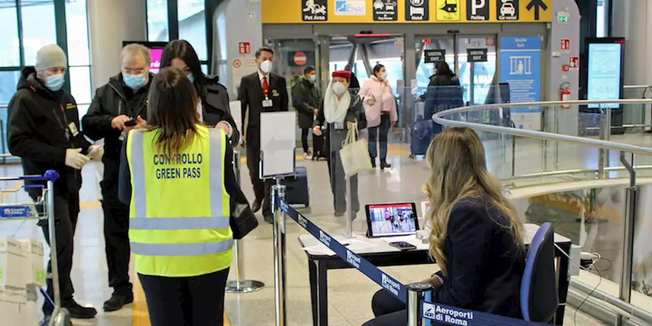 Per arrivare in Italia da un paese dell'Unione Europea basterà il Green Pass - Il Post