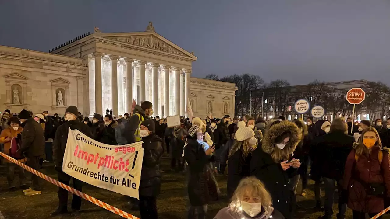 München: Bis zu 3000 Impfpflichtgegner demonstrieren friedlich