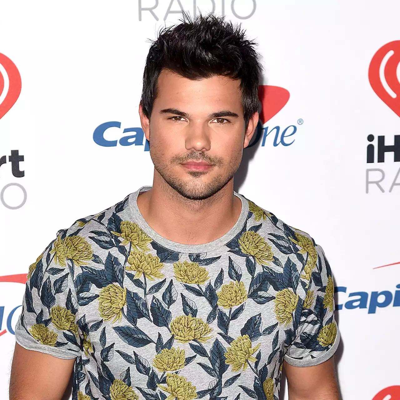 Taylor Lautner Recalls Being 'Scared' to Go to a Grocery Store or Movie Theater for 10 Years - E! Online