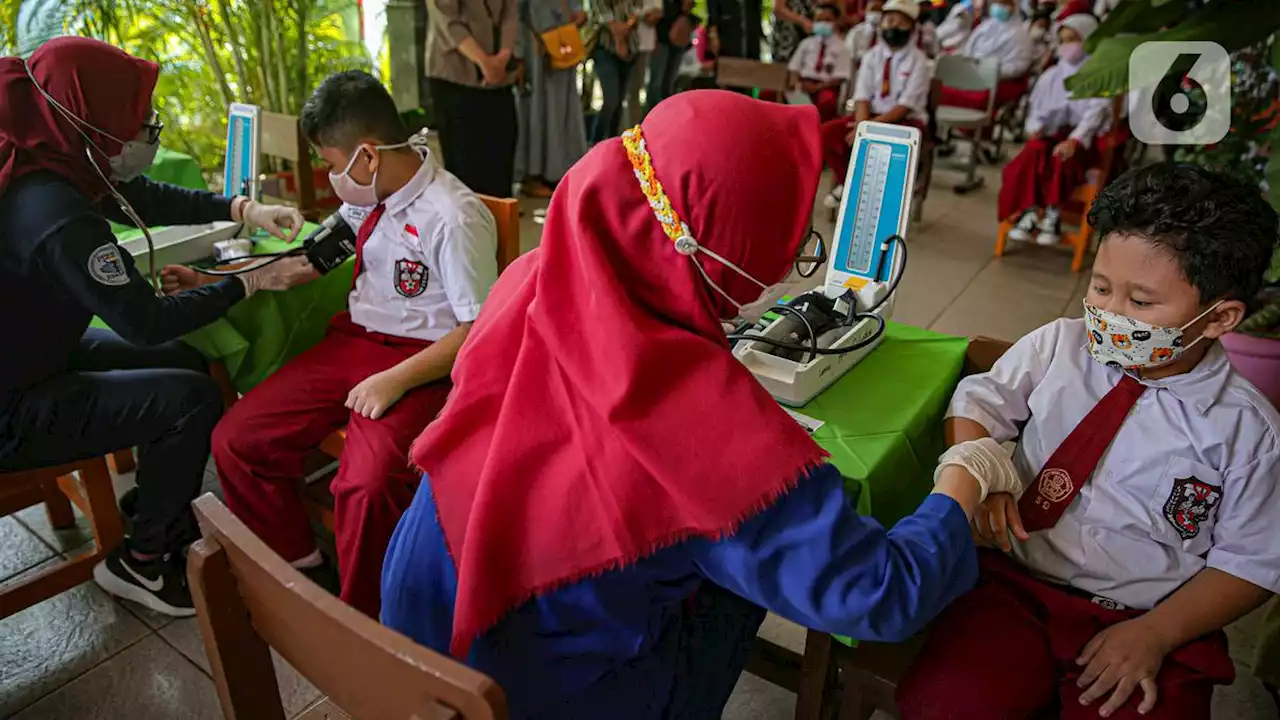 Dapat Es Krim dan Buku, Anak-Anak SD di Bojongmangu Bekasi Antusias Ikut Vaksinasi Covid-19