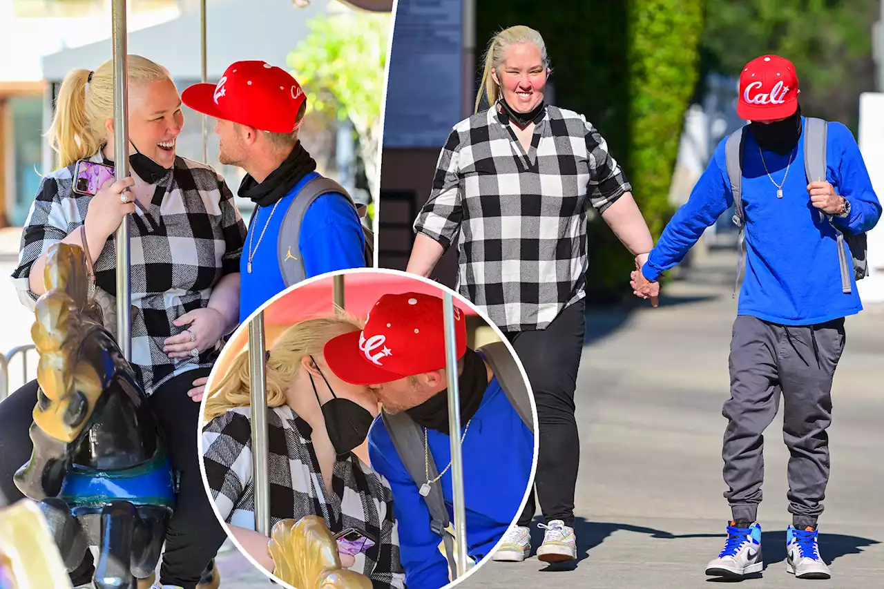 Mama June makes out with new boyfriend Justin Stroud on carousel