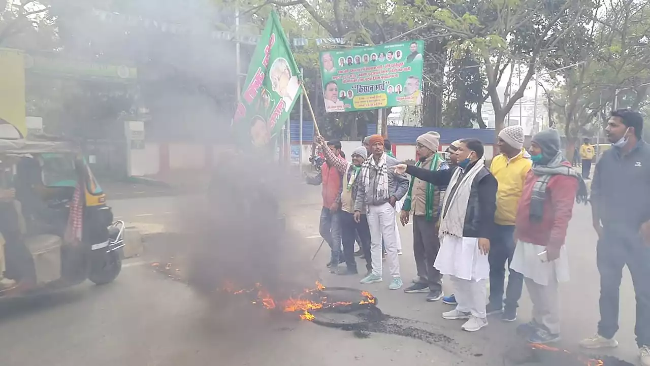 Bihar Band LIVE: पटना से बक्सर तक हाईवे जाम, टायर जलाकर विरोध, सड़कों पर संग्राम