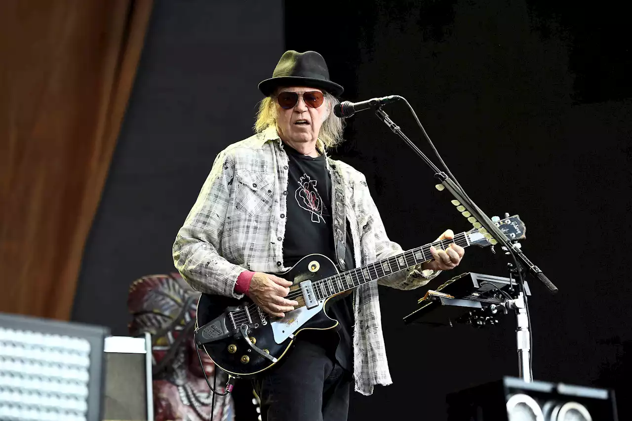 Bragging and Dragging: Apple Music Seizes on Neil Young's Spotify Removal