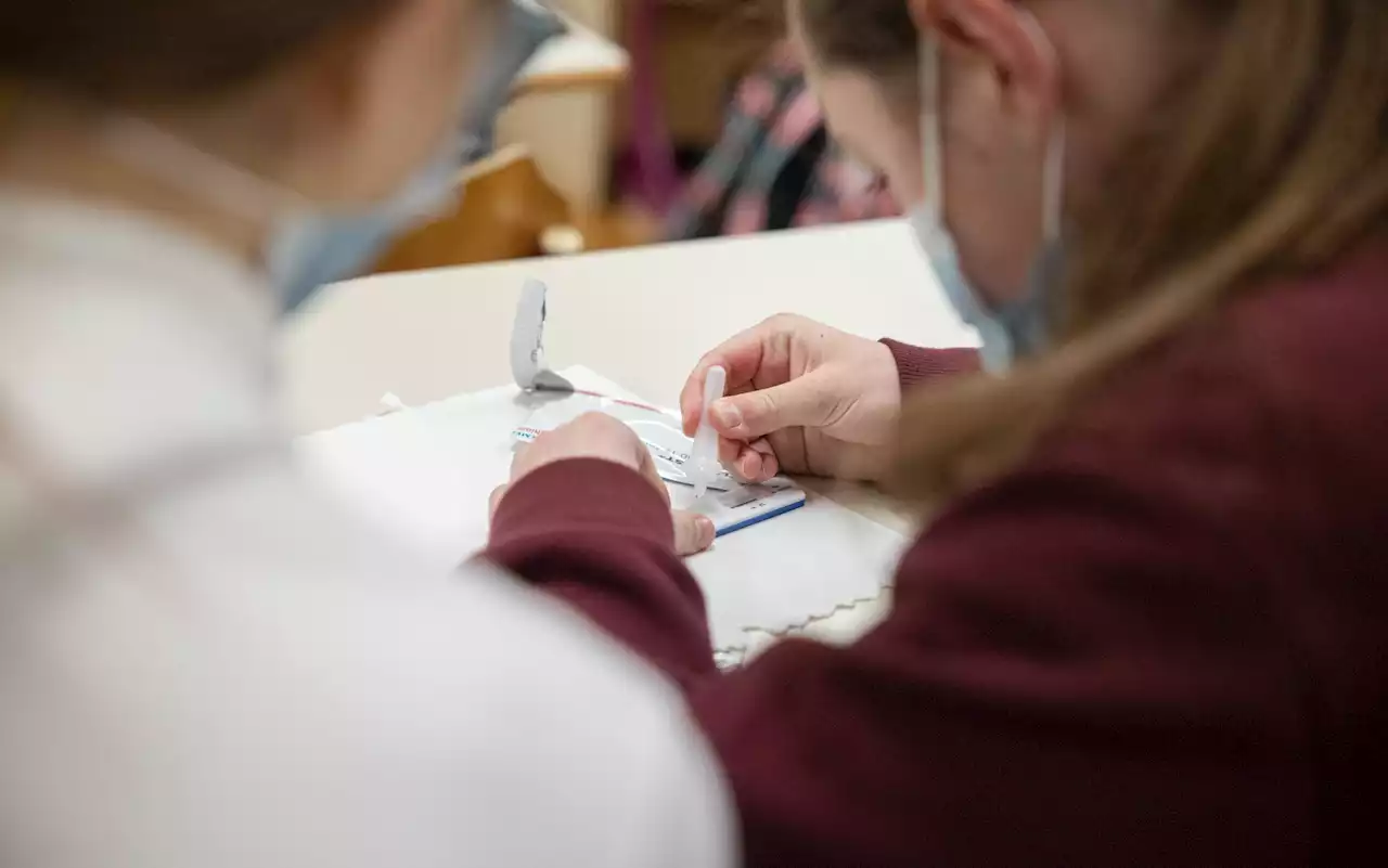 Covid, in pandemia raddoppiati i casi di pubertà precoce nelle bambine