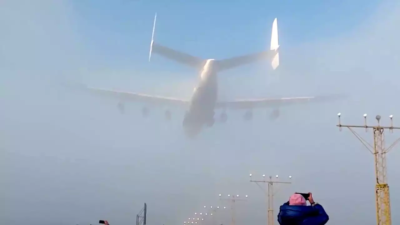 Landung der Antonow An-225: Größtes Flugzeug der Welt schneidet Nebelwand durch