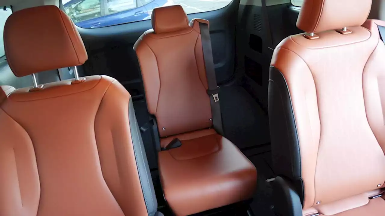 The 8-passenger 2022 Kia Carnival has a 'Captain Kirk chair'