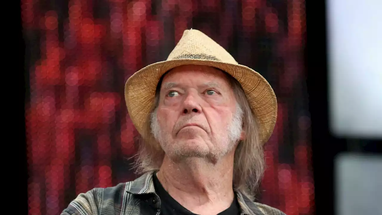 Neil Young contro Spotify: «Scegliete: o me o il podcast no vax»