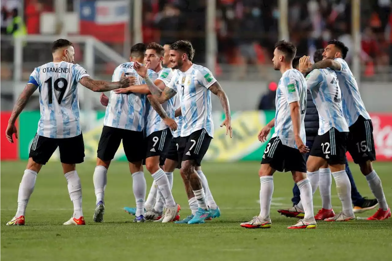 Argentina deja al borde de la eliminación a Chile tras ganarle 1-2