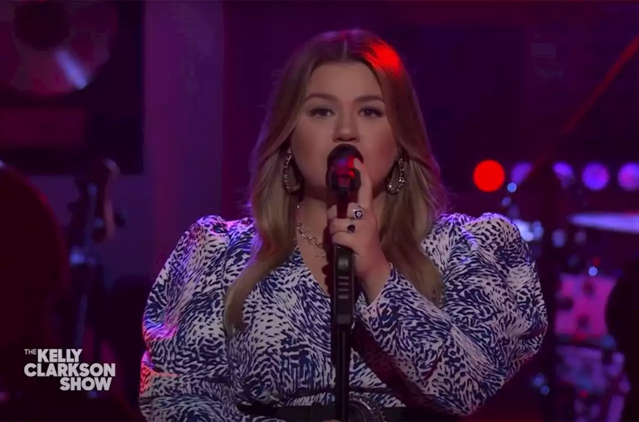 Kelly Clarkson Delivers Sultry Rendition of Whitney Houston’s ‘Saving All My Love for You’