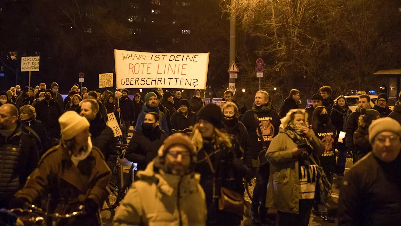 Polizei löst nicht angemeldete Demo gegen Corona-Politik auf