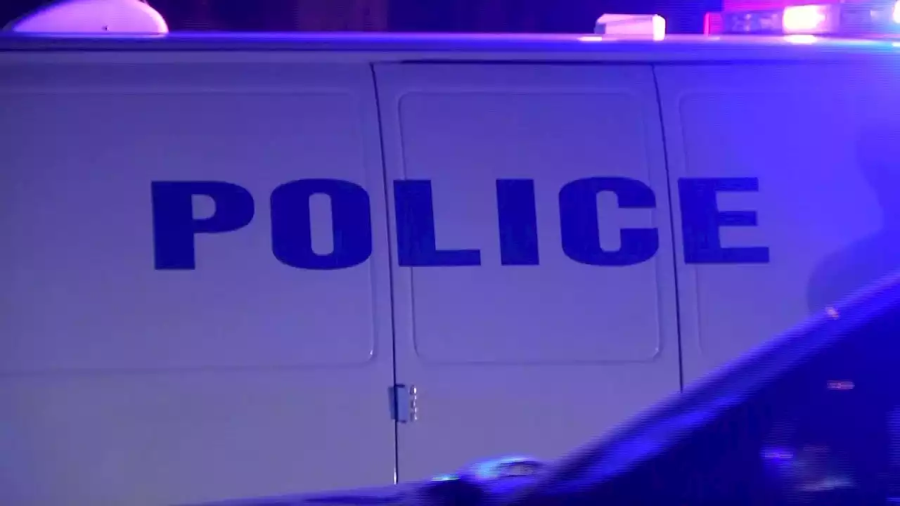 Philadelphia police investigating 2 deadly shootings overnight