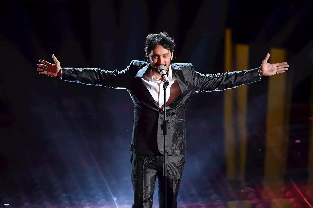 Fabrizio Moro, basta rabbia: ora canta l'amore, portando a Sanremo 2022 il brano 'Sei tu'